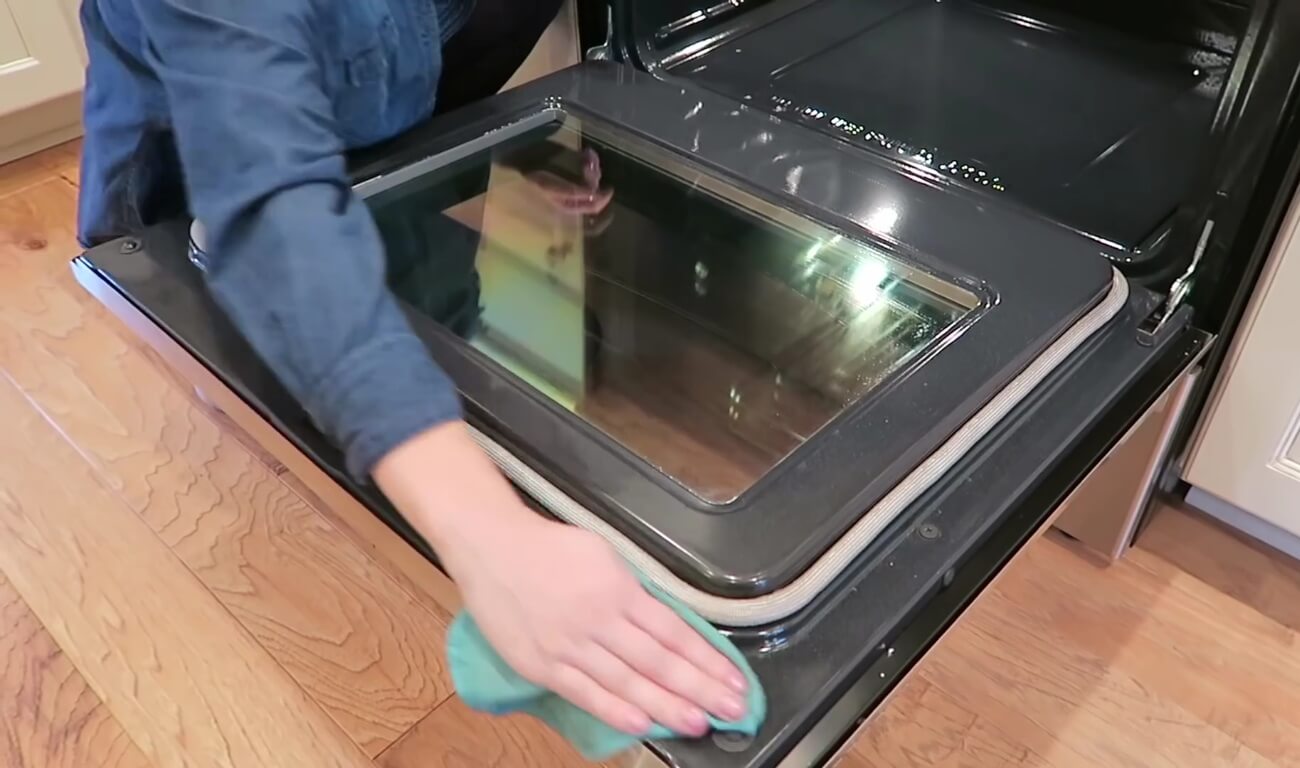 cleaning-and-polishing-the-oven-se27 West Norwood tenancy cleaning services by Anyclean