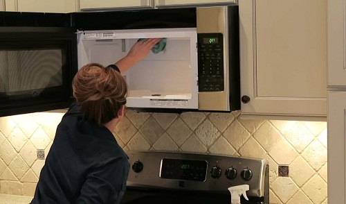 cleaning-the-microwave-oven-from-the-inside-kennington Excellent move out cleaning services in SE11, London