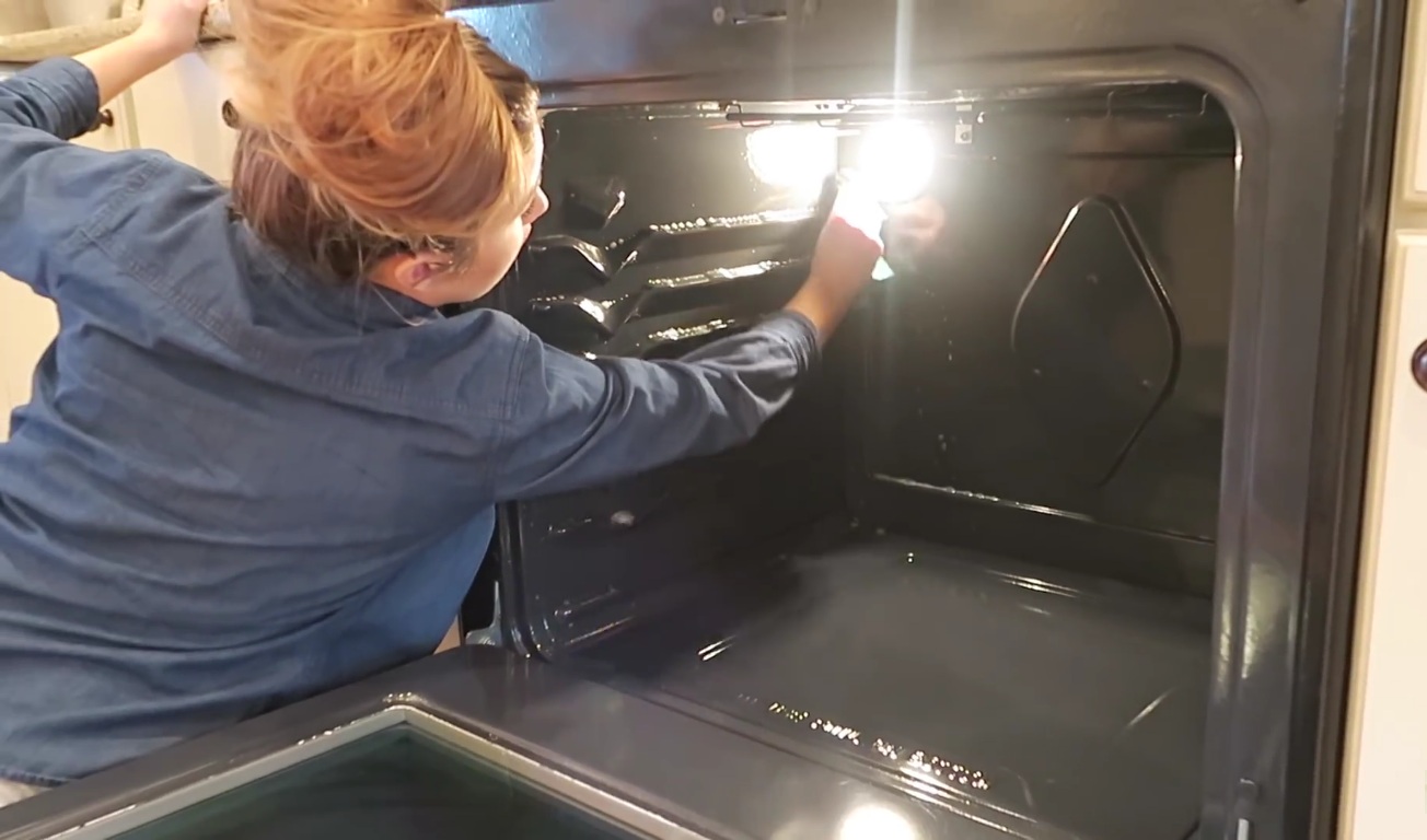 cleaning-the-oven-from-inside--tenancy-brush-up-in-new-cross Hard working New Cross tenancy cleaners