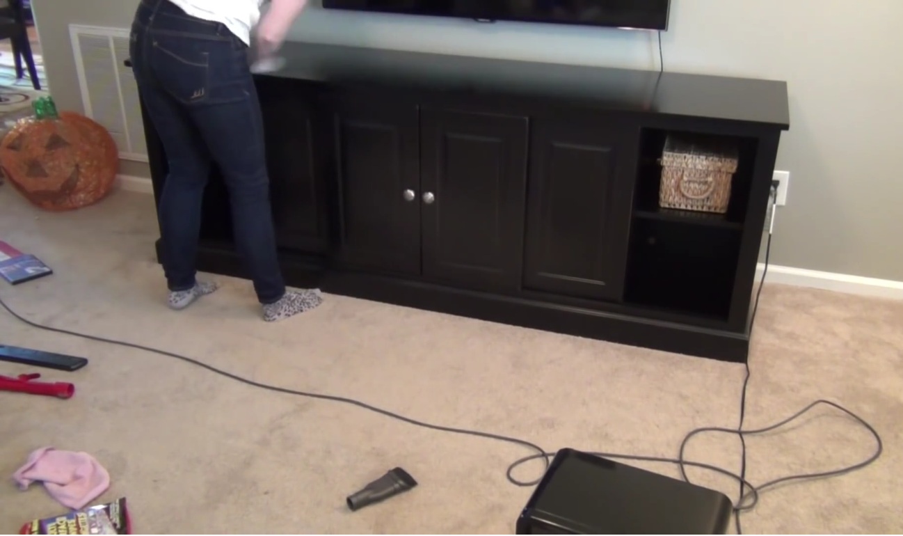 dusting-in-the-living-room-during-tenancy-cleaning-in-hendon-nw4 Detailed tenancy cleaning service in Hendon NW4