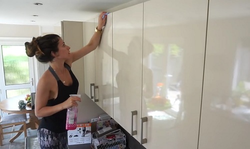dusting-the-kitchen-cabinets-se18-anyclean Hard working tenancy cleaning specialists in SE18