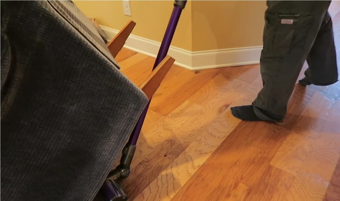 dusting-under-the-living-room-furniture-se8 Detailed tenancy cleaning help by the leading specialists in SE8