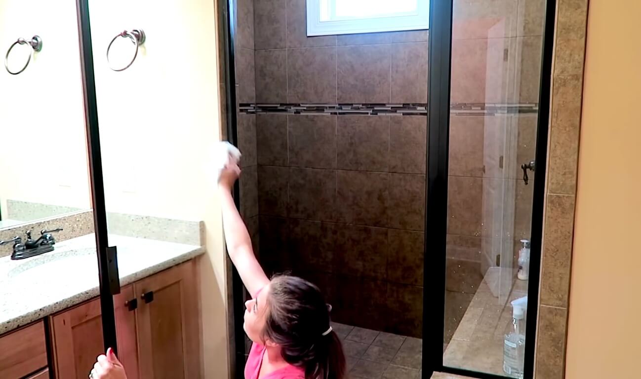 glass-polishing-in-the-shower-cabin-waterloo-se1 Bathroom glass door polishing - Waterloo tenancy cleaning by Anyclean