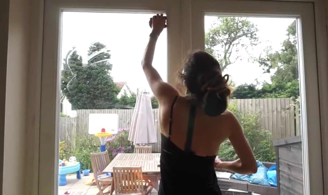 indoor-window-cleaning-during-a-tenancy-treatment-in-woolwich Outstanding move-out cleaning service for Woolwich tenants