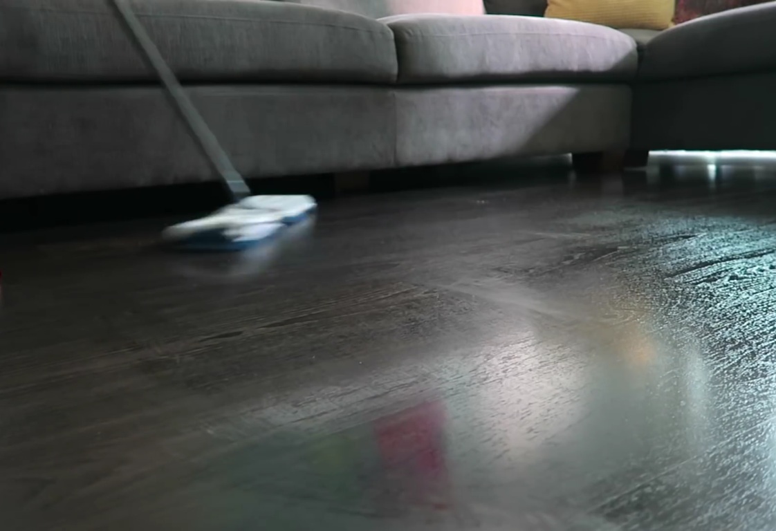 sanitising-the-floors-during-a-tenancy-treatment-in-se15 Excellent after-vacancy cleaning results for Peckham tenants
