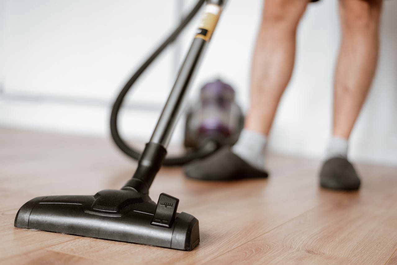 Vacuum cleaning an wooden floor