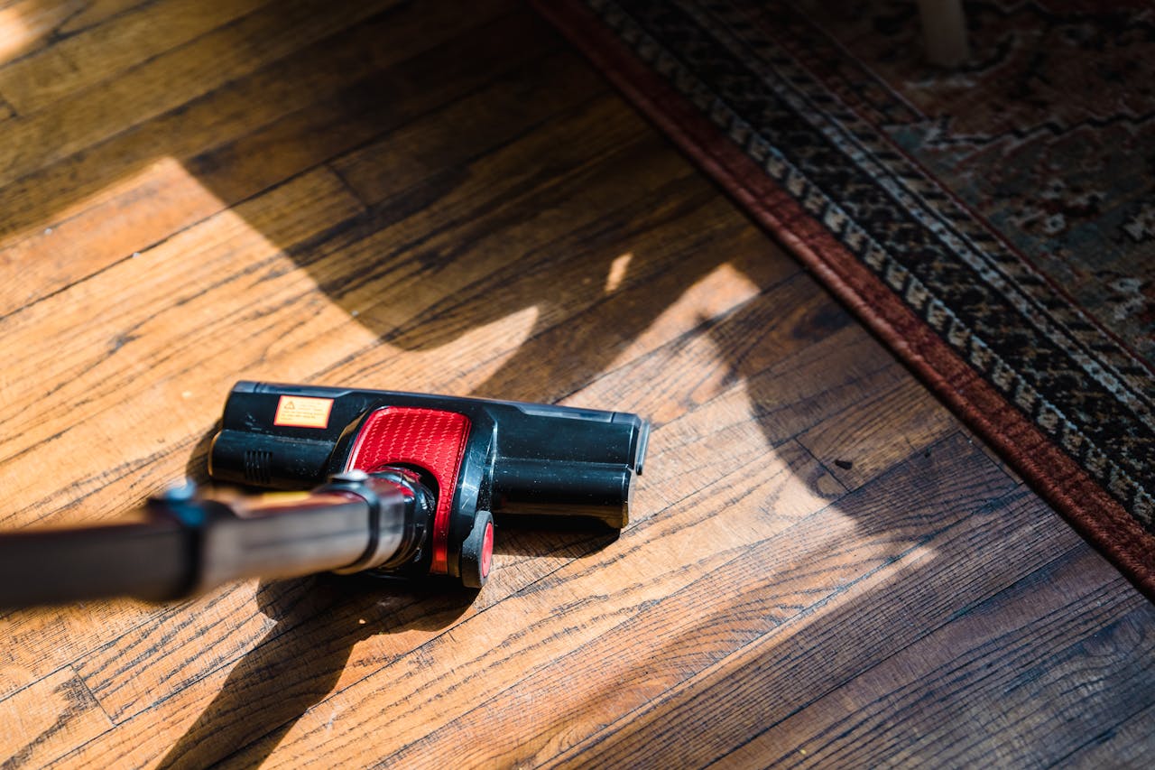 Vacuum cleaning an wooden floor